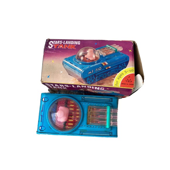 RED CHINA TIN FRICTION STARS-LANDING SPACE TANK MF 710.  VINTAGE TOY. - Picture 8 of 8